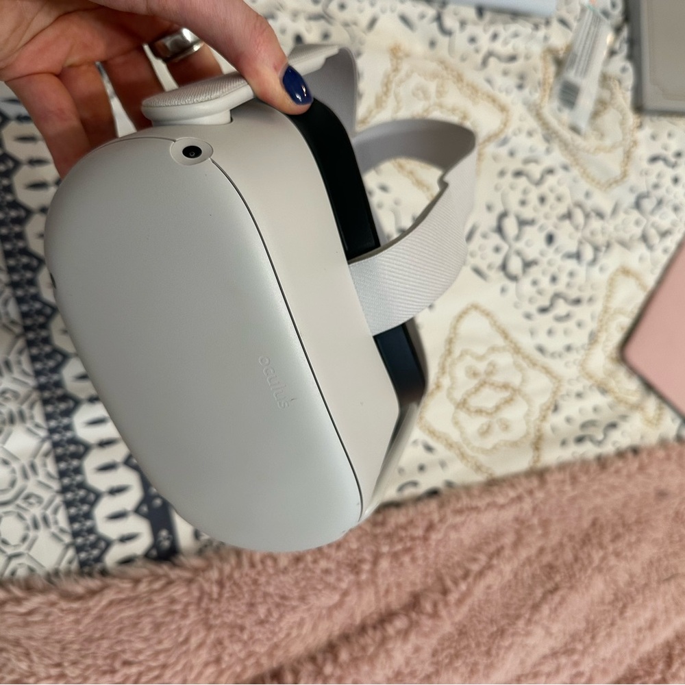 Oculus QUEST 2: VR Headset + carrying case